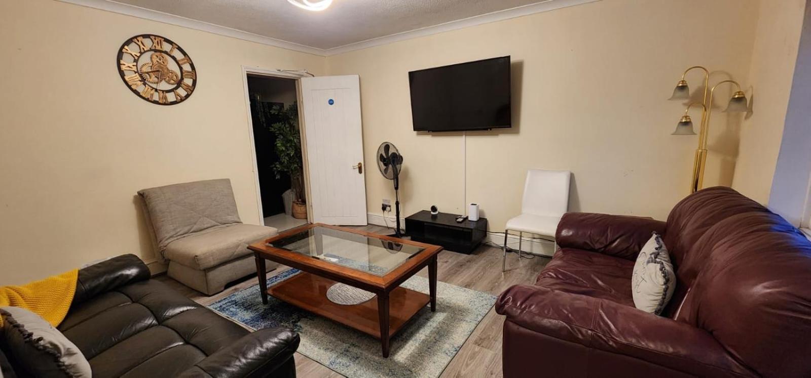 6 Bedroom Spacious Villa, Free Parking Byfleet Esterno foto