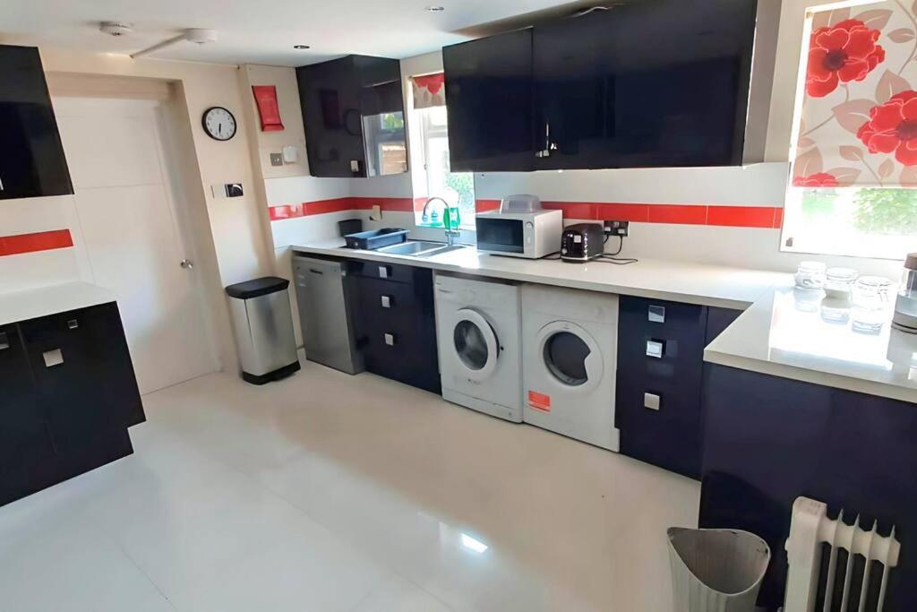 6 Bedroom Spacious Villa, Free Parking Byfleet Esterno foto