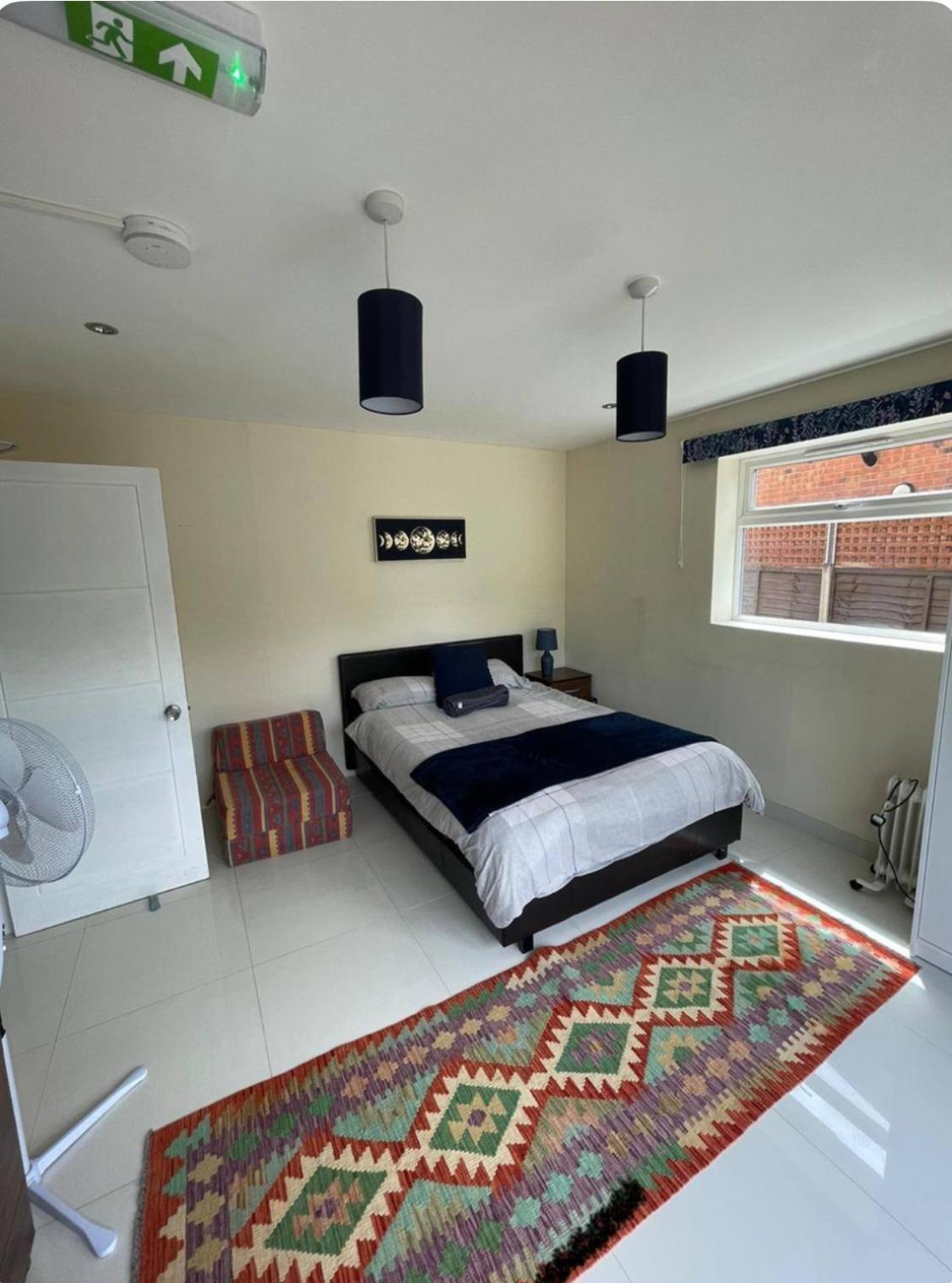 6 Bedroom Spacious Villa, Free Parking Byfleet Esterno foto